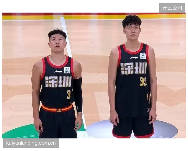 深圳队引领联盟进攻潮流,贺希宁与外援特奎维恩·史密斯构建了强大的外线火力网。 深圳队引领联盟进攻潮流,贺希宁与外援特奎维恩·史密斯构建了强大的外线火力网。